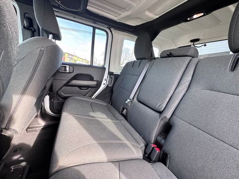 Used 2025 Jeep Wrangler Unlimited Sahara image 16