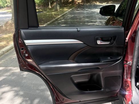 Used 2016 Toyota Highlander XLE FWD image 36