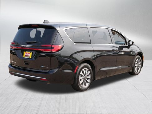 Used 2023 Chrysler Pacifica Touring-L FWD image 7