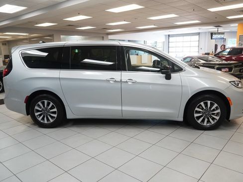 Used 2024 Chrysler Pacifica Limited FWD image 13
