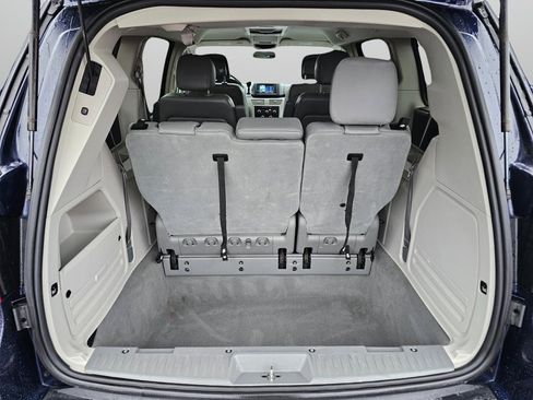 Used 2012 Volkswagen Routan SE image 16