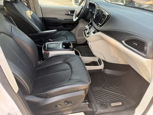 Used 2019 Chrysler Pacifica Limited FWD image 15