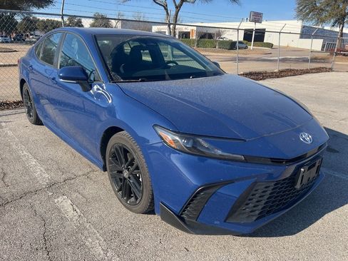 Used 2025 Toyota Camry SE image 3