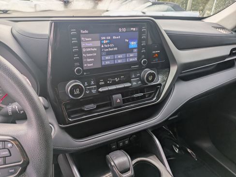 Used 2021 Toyota Highlander L image 19