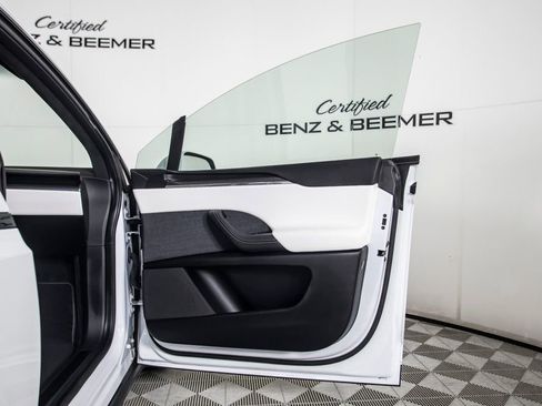 Used 2022 Tesla Model X Plaid image 23