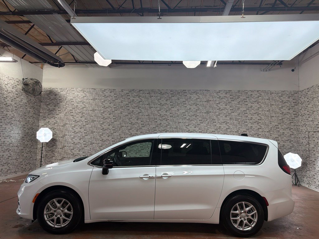 Used 2026 Chrysler Pacifica Select FWD image 4