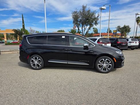 New 2026 Chrysler Pacifica Pinnacle image 3