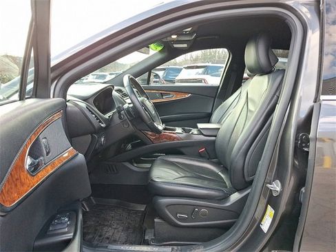 Used 2019 Lincoln Nautilus Select image 13