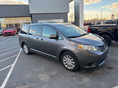 Used 2012 Toyota Sienna LE image 1