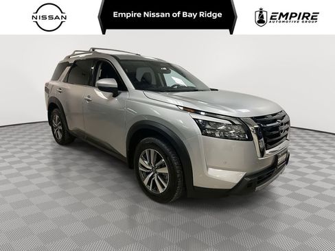 Used 2025 Nissan Pathfinder SL image 1