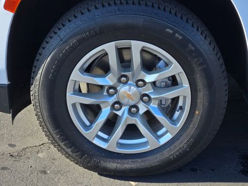 Used 2024 Chevrolet Suburban LT image 9