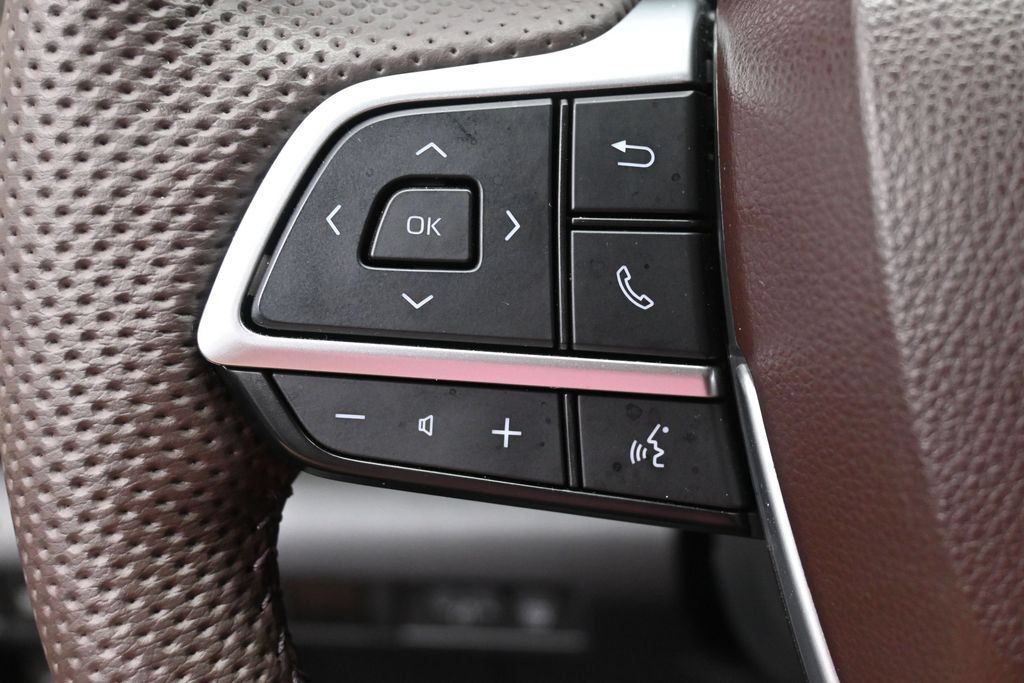 Used 2024 Toyota Sienna Platinum AWD/4WD image 17