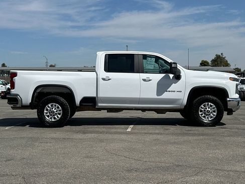 Used 2024 Chevrolet Silverado 2500 LT w/ Convenience Package AWD/4WD image 2