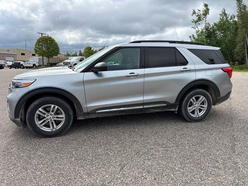 Used 2023 Ford Explorer XLT AWD/4WD image 2