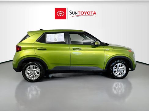 Used 2021 Hyundai Venue SE FWD image 2