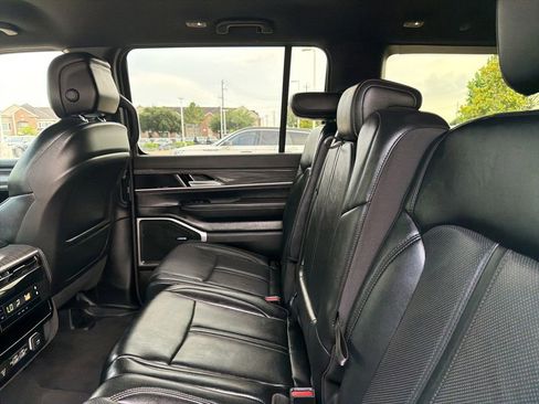 Used 2024 Jeep Wagoneer L Series II w/ Flexible Seating Group AWD/4WD image 6