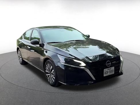 Used 2025 Nissan Altima 2.5 SV FWD image 3