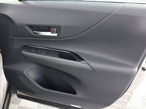 Used 2024 Toyota Venza LE image 27