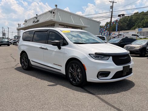 Used 2023 Chrysler Pacifica Touring-L w/ Road Tripper Package AWD/4WD image 9