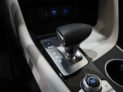 Used 2025 Genesis G70 2.5T image 21