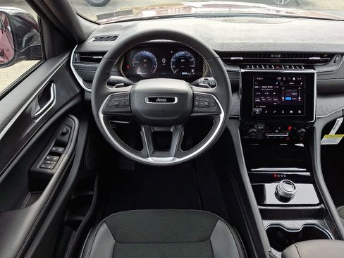 New 2025 Jeep Grand Cherokee Altitude image 8