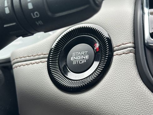 Used 2025 Jeep Compass Limited image 34