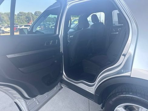Used 2018 Ford Explorer XLT FWD image 28