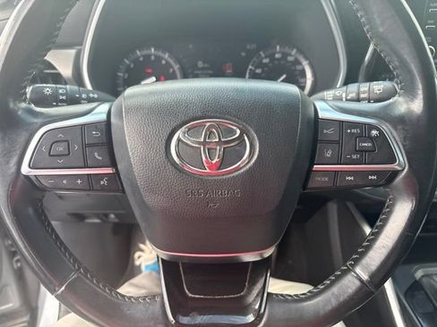 Used 2021 Toyota Highlander XLE AWD/4WD image 11