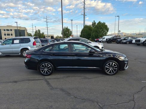 Used 2025 Volkswagen Jetta SE FWD image 2
