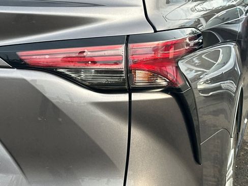 Used 2021 Toyota Sienna Platinum image 17