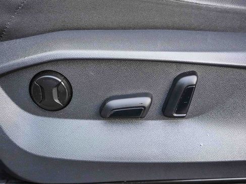 Used 2022 Volkswagen Tiguan SE w/ Panoramic Sunroof Package image 22