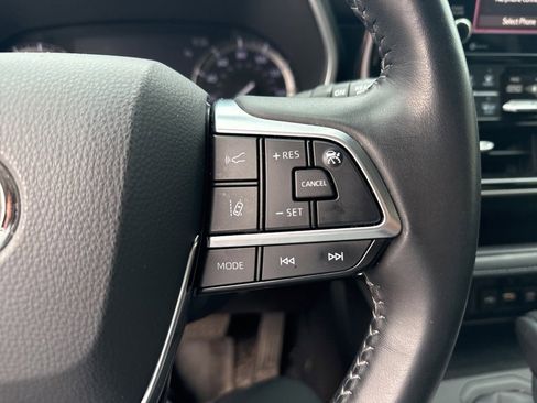 Used 2020 Toyota Highlander XLE image 30