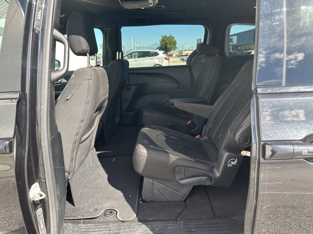 Used 2018 Chrysler Pacifica Touring Plus w/ S Appearance Package FWD image 17