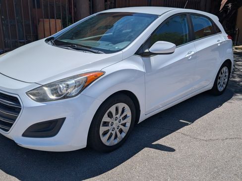 Used 2017 Hyundai Elantra GT FWD image 2