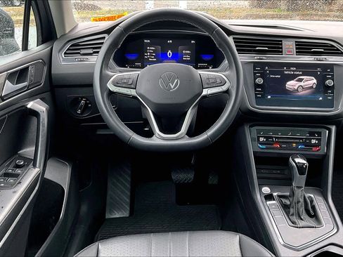 Used 2022 Volkswagen Tiguan SE w/ Panoramic Sunroof Package image 6