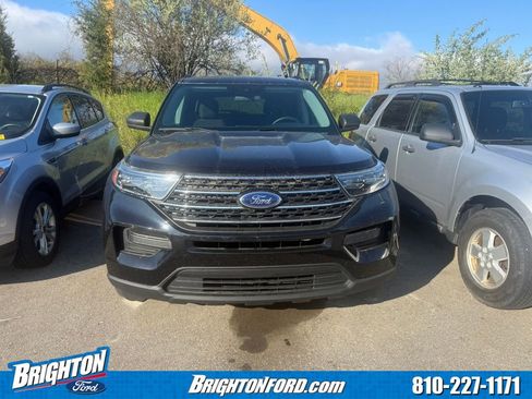 Used 2024 Ford Explorer XLT AWD/4WD image 2