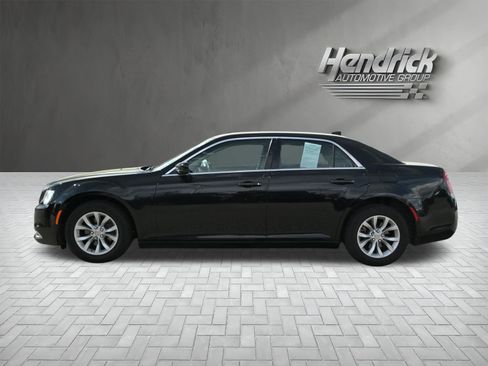 Used 2020 Chrysler 300 Touring image 9