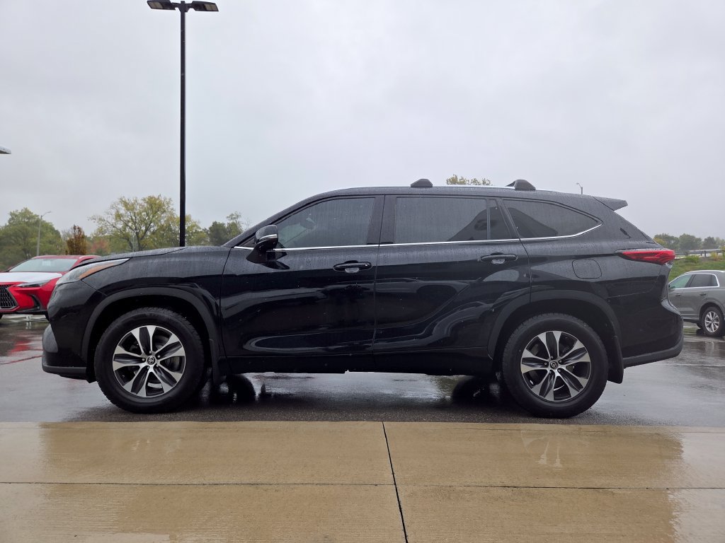 Used 2021 Toyota Highlander XLE AWD/4WD image 22