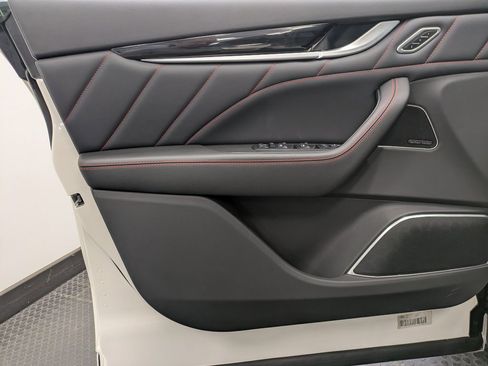 Used 2024 Maserati Levante GT Ultima image 8