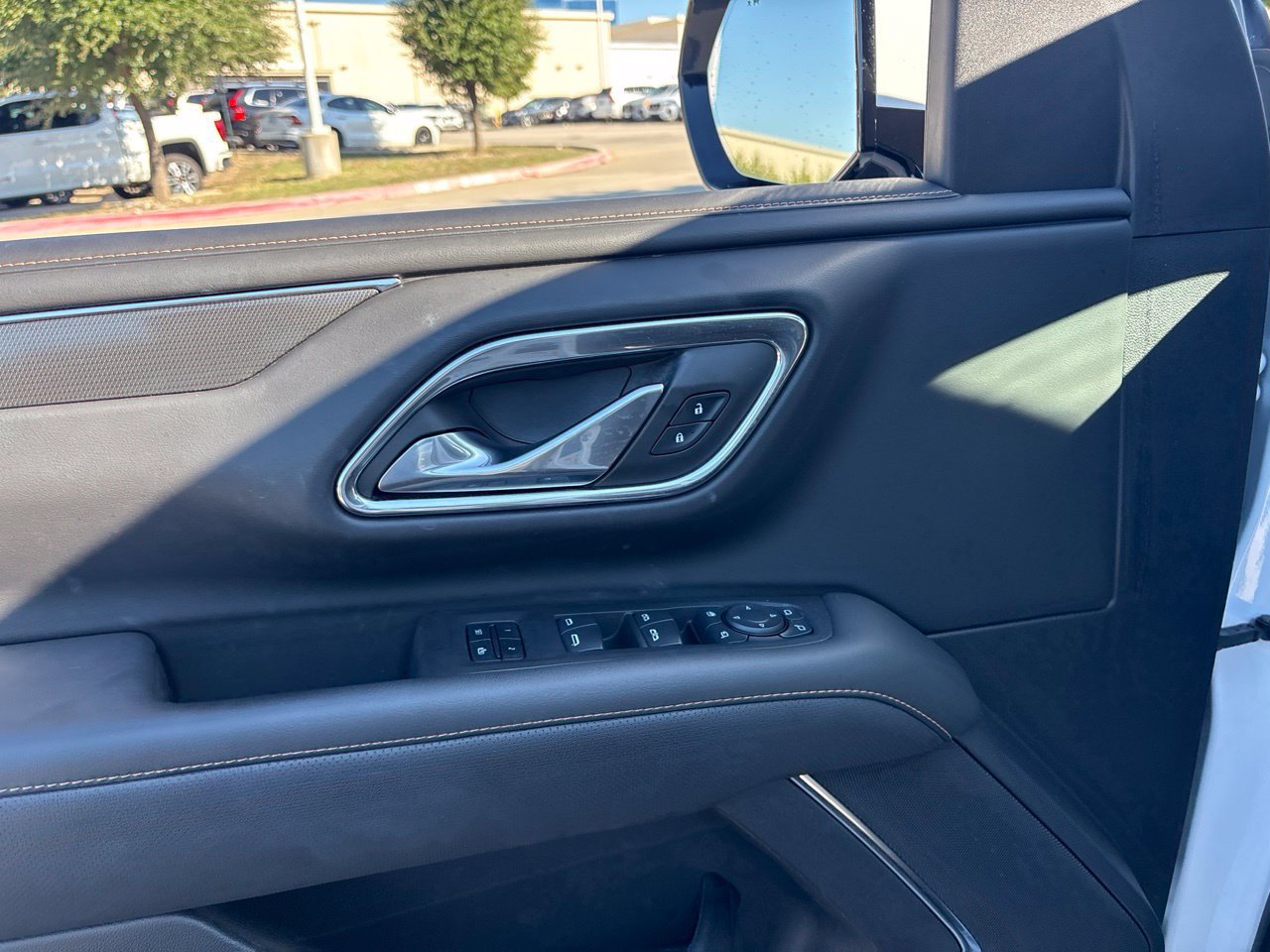 Used 2024 GMC Yukon AT4 w/ AT4 Premium Package AWD/4WD image 17