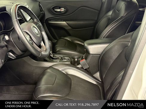 Used 2019 Jeep Cherokee Latitude Plus w/ Comfort/Convenience Group FWD image 16