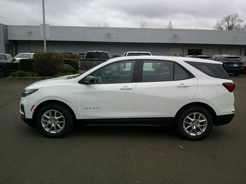 Used 2022 Chevrolet Equinox LS image 2