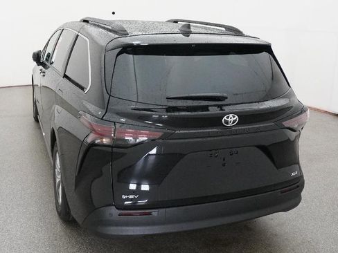 New 2026 Toyota Sienna XLE FWD image 3