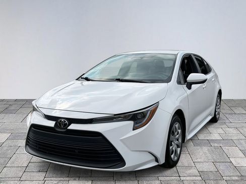 Used 2025 Toyota Corolla LE image 3