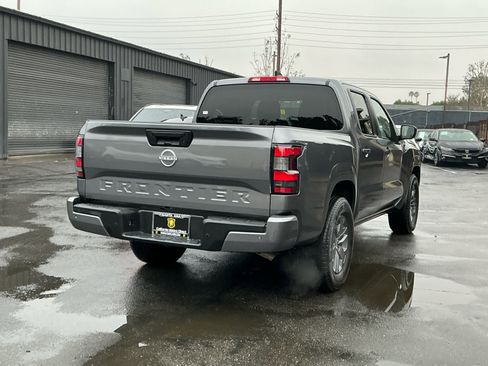 Used 2025 Nissan Frontier SV image 5