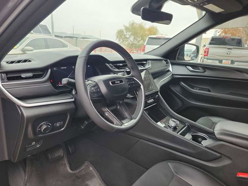 Used 2025 Jeep Grand Cherokee L Laredo image 2