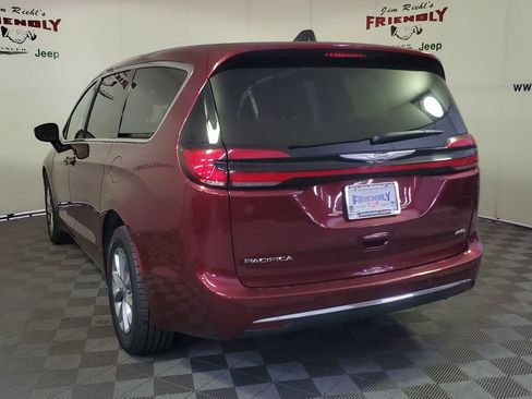 Used 2023 Chrysler Pacifica Touring-L AWD/4WD image 4