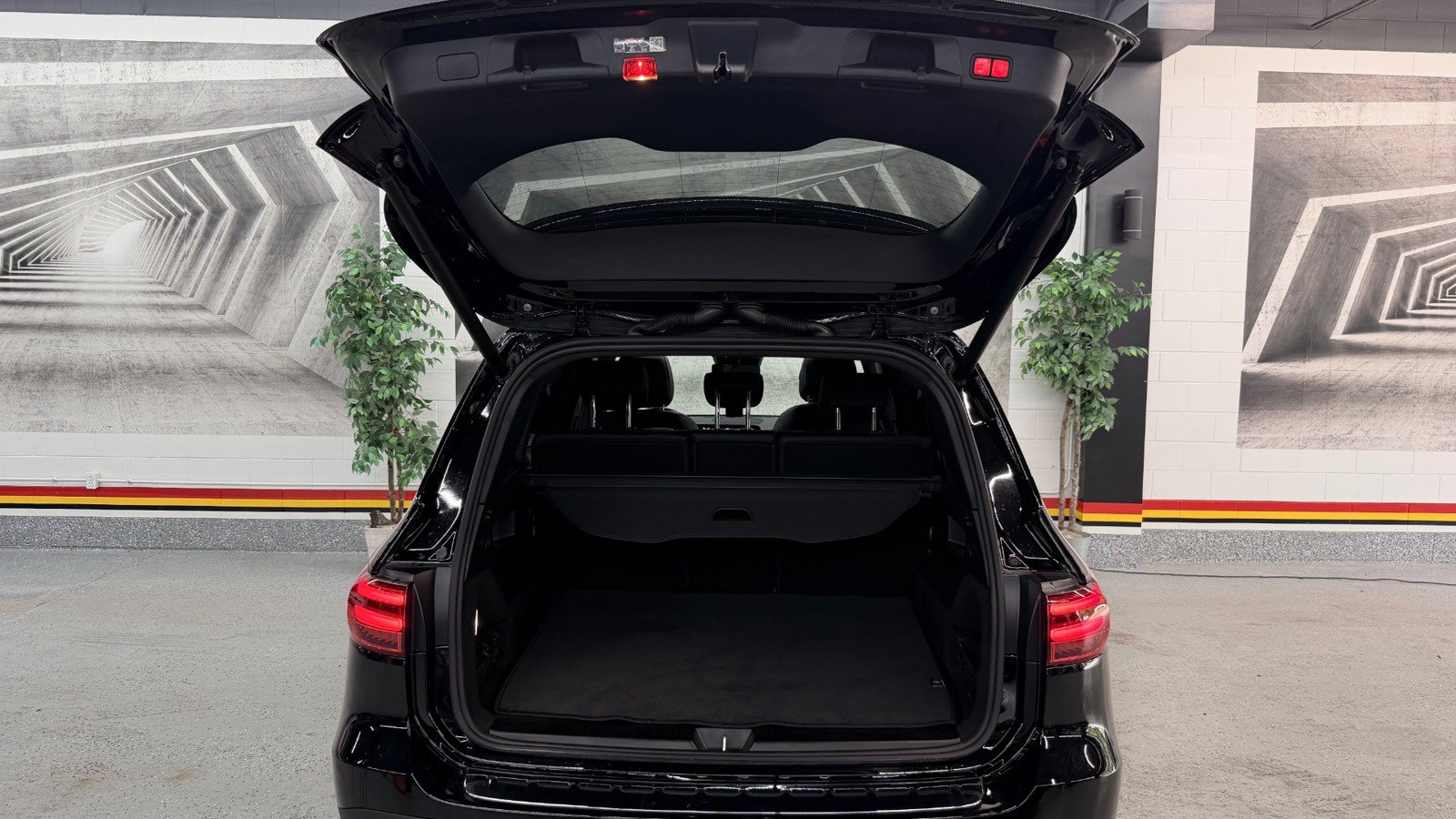 Used 2024 Mercedes-Benz GLB 250 4MATIC w/ Driver Assistance Package image 11