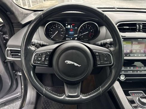 Used 2020 Jaguar F-PACE Premium image 24