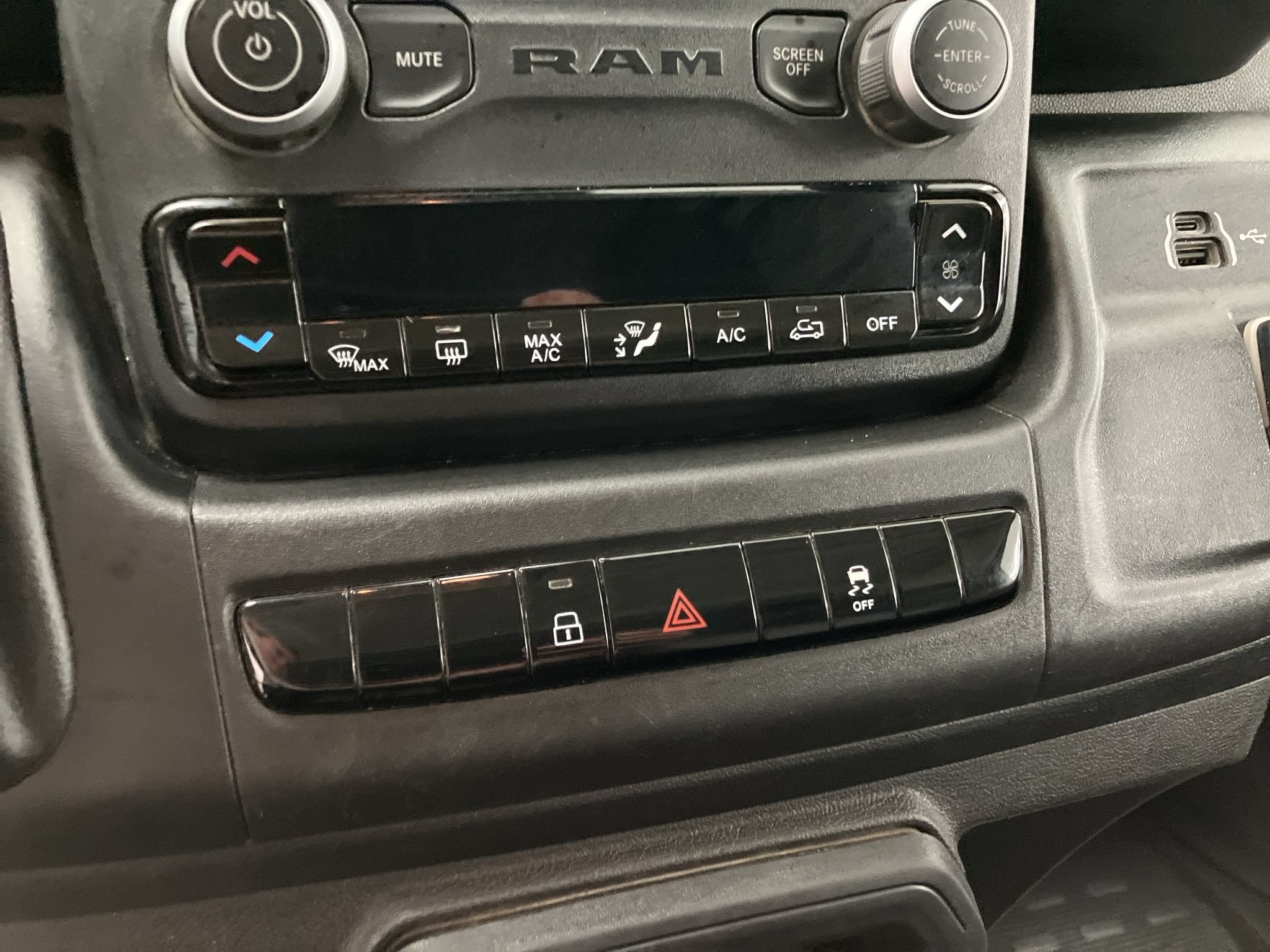 Used 2024 RAM ProMaster 2500 w/ Convenience Group FWD image 12